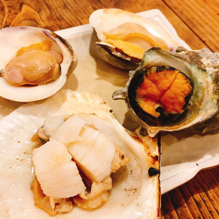 活貝浜焼盛り合わせ（ホタテサザエハマグリ）(トロ函)