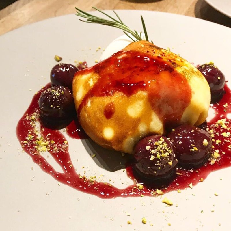 赤葡萄のクレープとココナッツのソルベ(CAKE STAND)