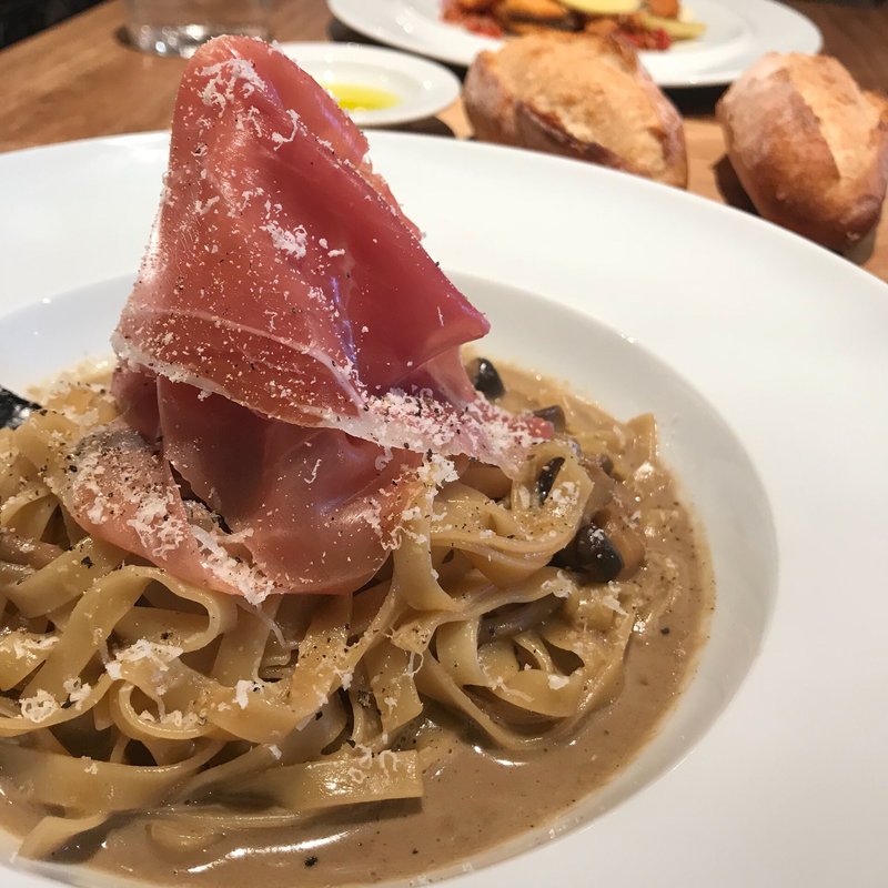 ポルチーニ茸と生ハムのクリームソース タリアテッレ(dining social (ダイニングソシアル))