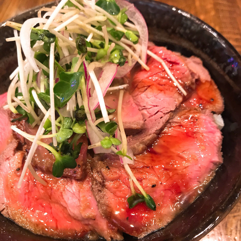 ローストビーフ丼(ガーリック・ジョーズ クイーンズクスエア店 （GARLIC JO'S）)