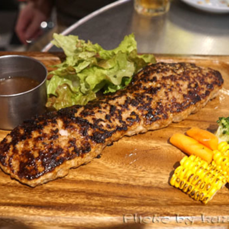 必殺！！16文ハンバーグ(アントニオ猪木酒場 新宿店)