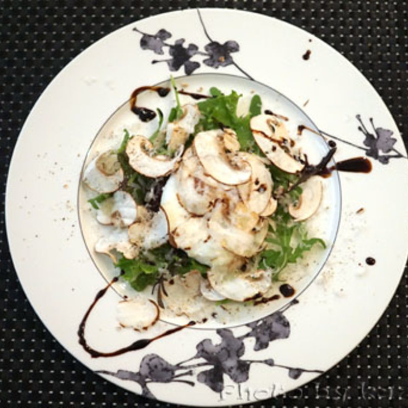 和牛モモ肉のイタリアンハンバーグ 黒トリュフとパルミジャーノのサラダ仕立て ポーチドエッグ添え(カフェボンフィーノ 両国店 （CAFE BONFINO）)