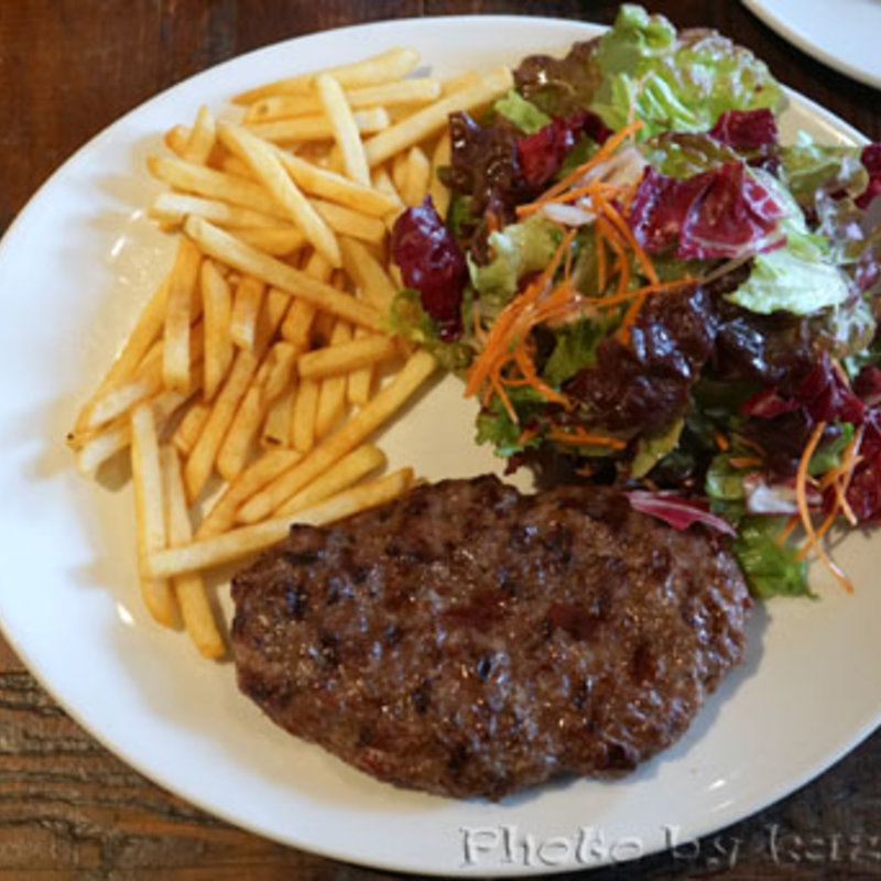 チョップドステーキ(粗挽ハンバーグ)牛肉100% フレンチフライとサラダ添え(ゴッサムグリル （GOTHAM GRILL）)