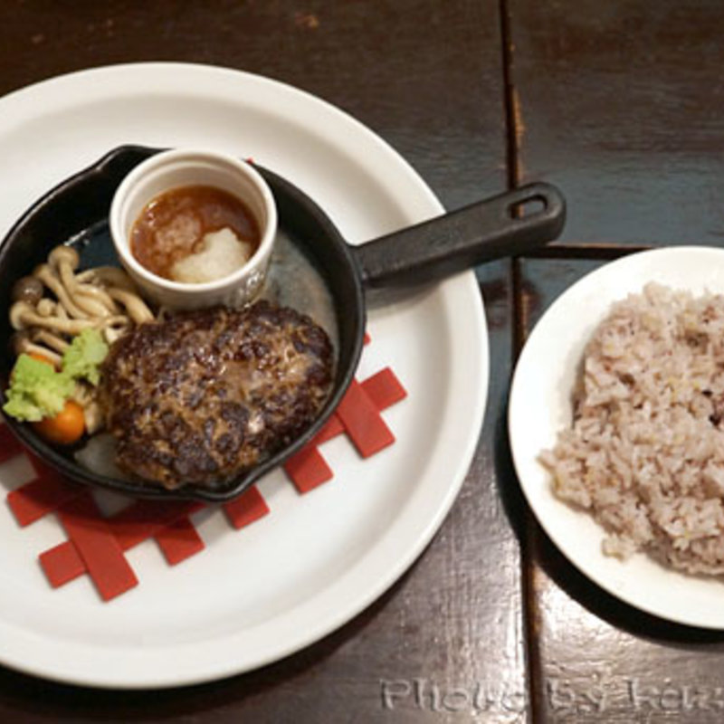 熟成牛100%の極旨ハンバーグステーキ 和風おろしポン酢ソース with グリル野菜(熟成和牛とシチリアワインせいとう本店)