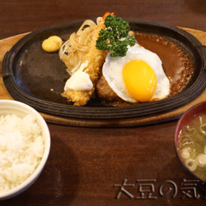 ハンバーグとエビフライ フライエッグ(キッチンTiKi)