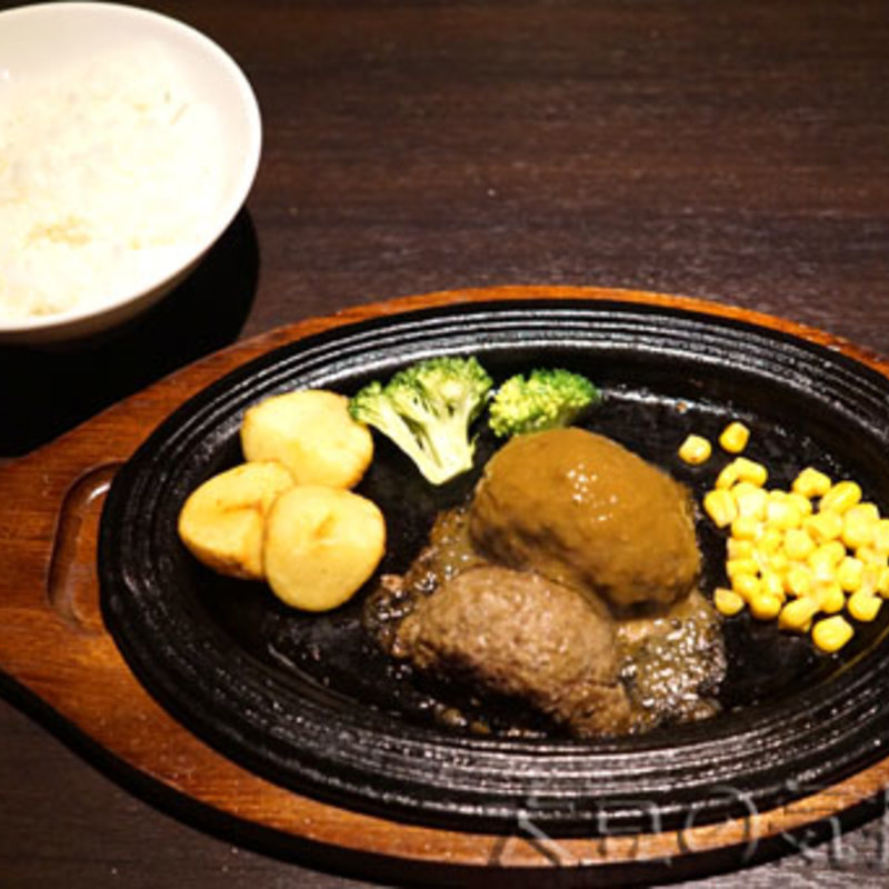 黒毛和牛100%ハンバーグランチ(ミディアム)(五反田 銭場精肉店 溶岩焼肉 （ゴタンダゼニバセイニクテンヨウガンヤキニク）)