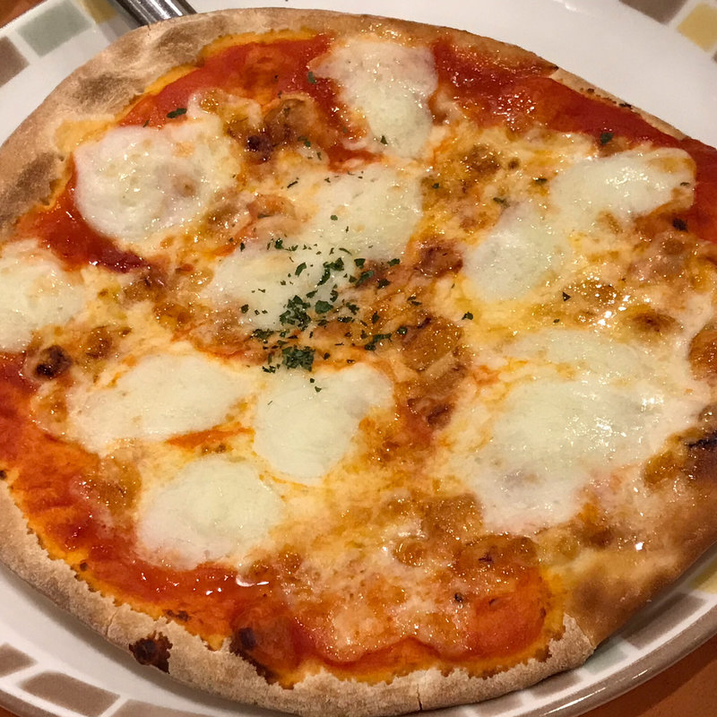 バッファローモッツァレラのピザ(サイゼリヤ 大阪日本橋駅前店 )