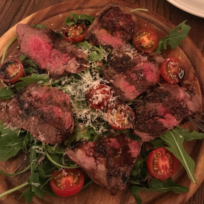 仔牛ロース肉のカルパッチョ、ルーコラ、パルミジャーノ添え(VACANZA)