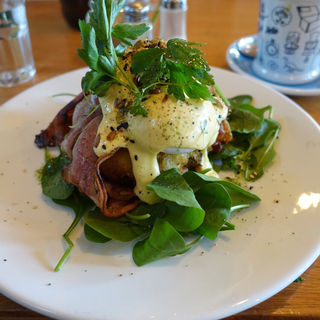 Eggs Benedict(Ｈello sunday cafe)