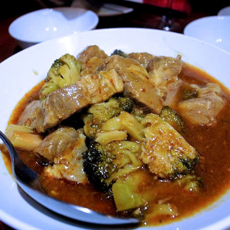 豚バラ肉とブロッコリーのチリソース煮(蜃気楼)