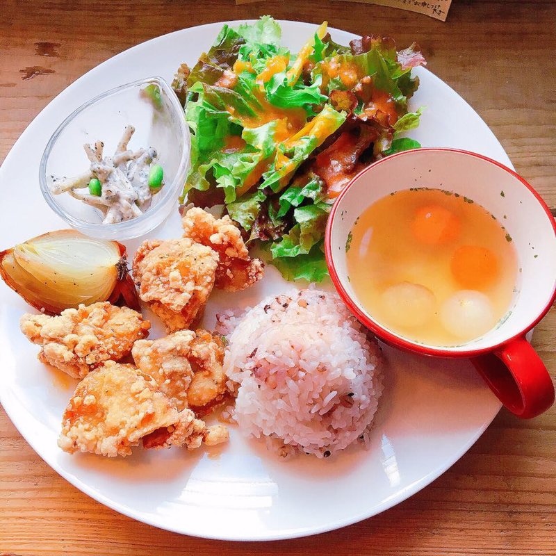 香味醤油タレでからめたチキン唐揚げ(saredoかふぇ)