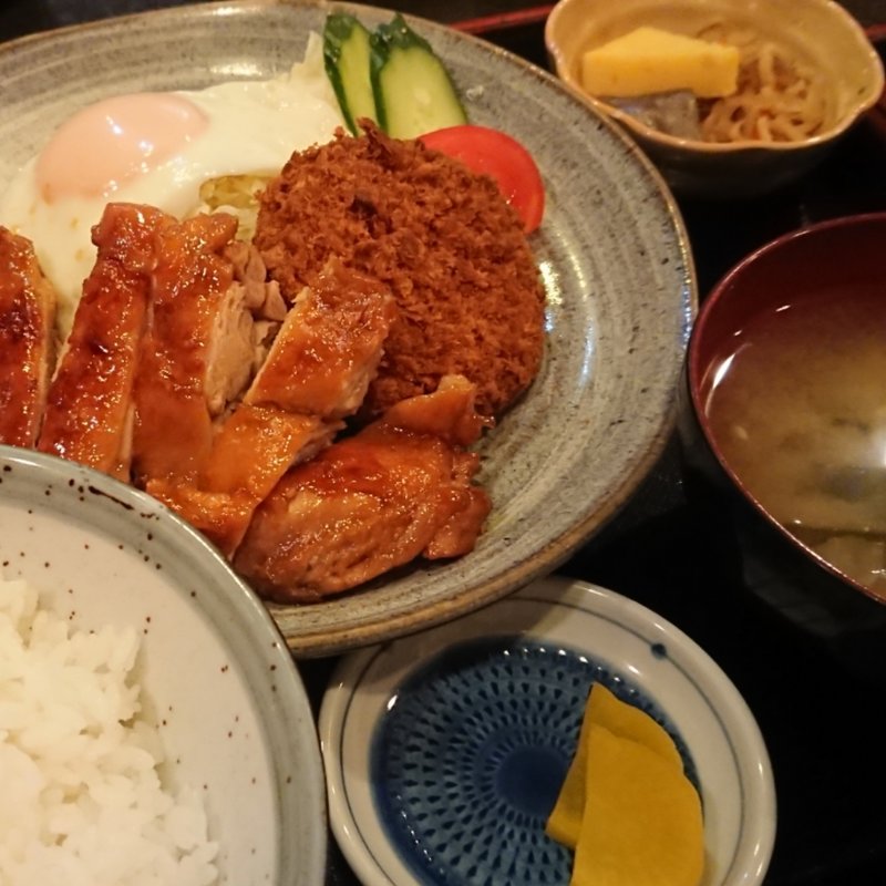 鳥照焼とメンチ(伊東食堂(いとうしょくどう))