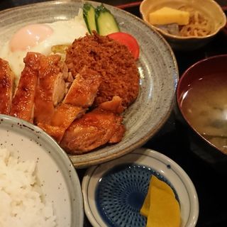 鳥照焼とメンチ(伊東食堂(いとうしょくどう))
