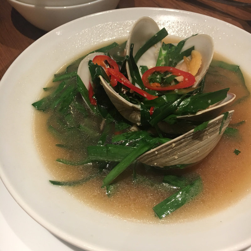 白ハマグリとニラ炒め(鉄板中華 青山シャンウェイ 神楽坂店)