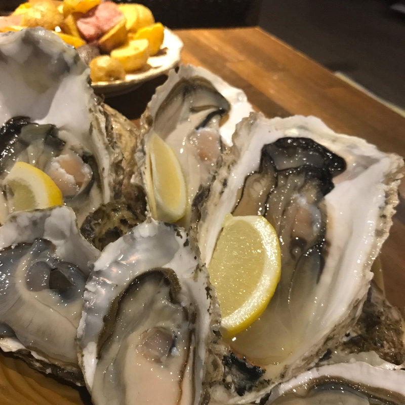 牡蠣の食べ比べ(夜景のみえる 北海道原始焼き酒場ルンゴカーニバル)