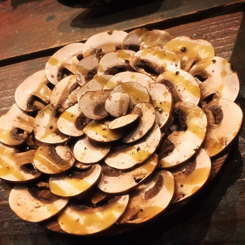 マッシュルームのカルパッチョ(WE ARE THE FARM 恵比寿店)