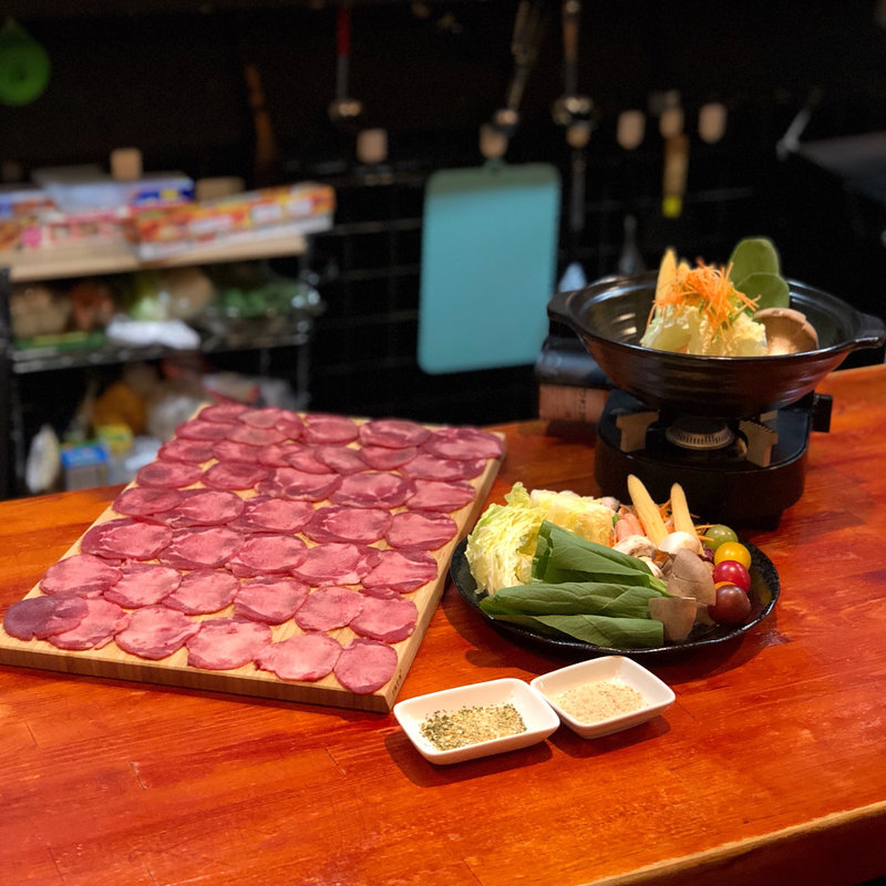 ラクレットチーズの牛タンしゃぶしゃぶ(Lucca （ルッカ）)