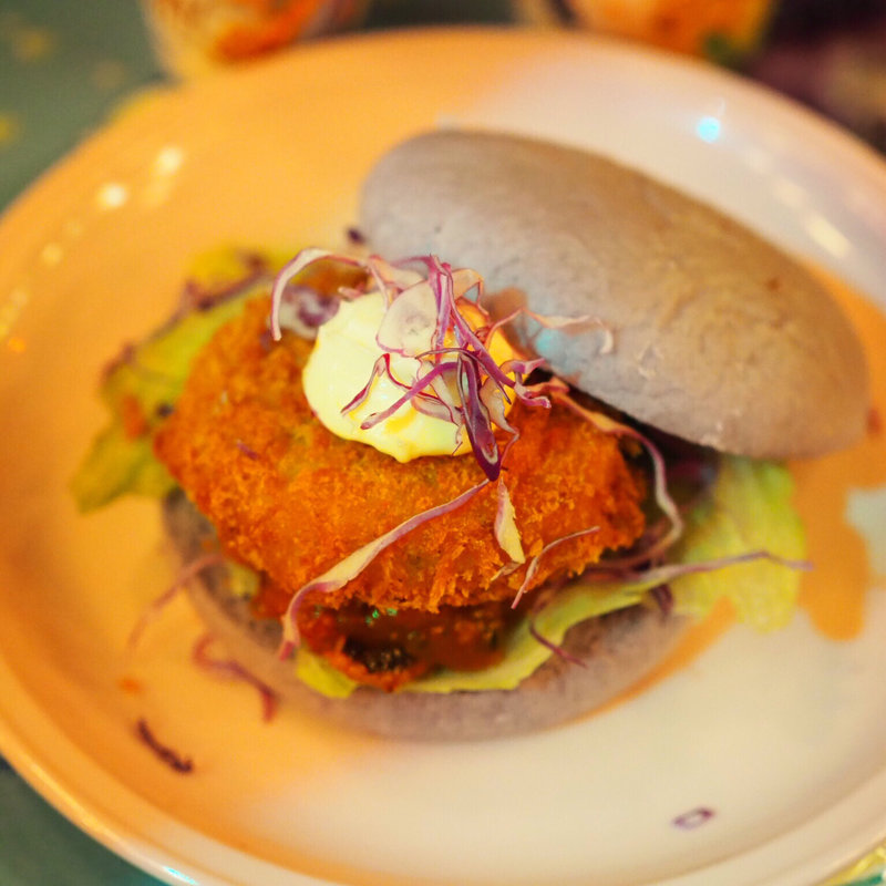 タコ入りラタトゥイユソースのホタテクリームコロッケサンド(S.S.コロンビア・ダイニングルーム)