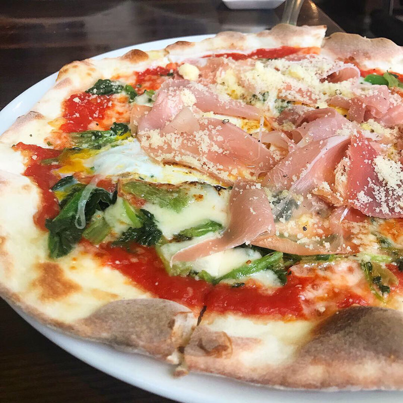 生ハムとほうれん草、半熟卵のピザ(テルツォ TERZO3)