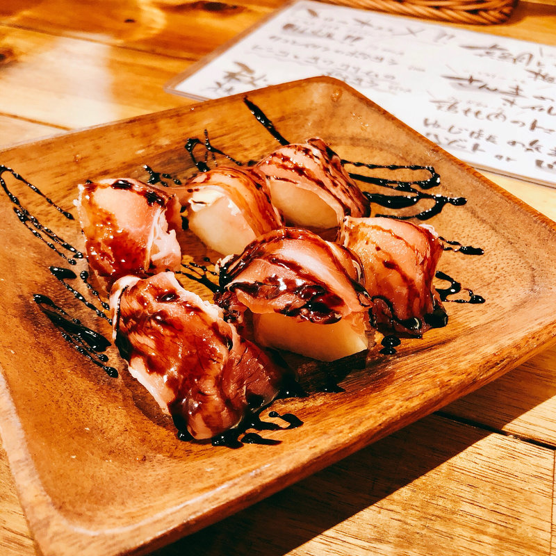 桃と生ハムの前菜(サカナバル コラーレ)