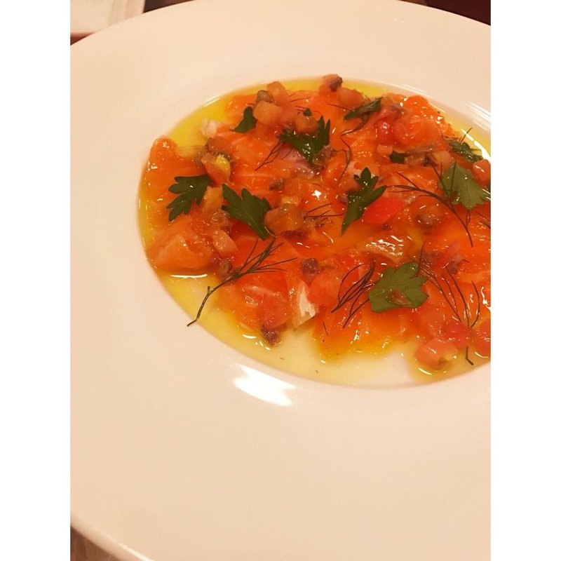 サーモンのカルパッチョ(ビストロポワソンルージュ)