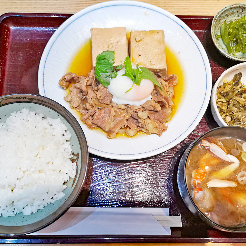 牛肉豆腐の温泉玉子のせ(和飲。ほの字)
