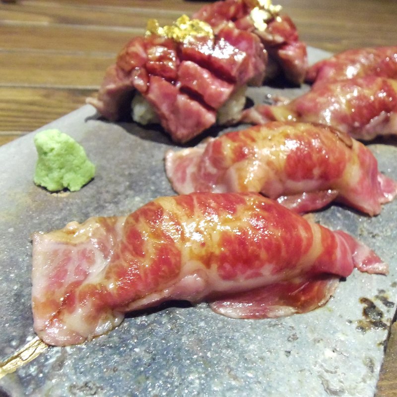 和牛赤身　肉寿司　2貫(肉バルGAM 梅田お初天神店)