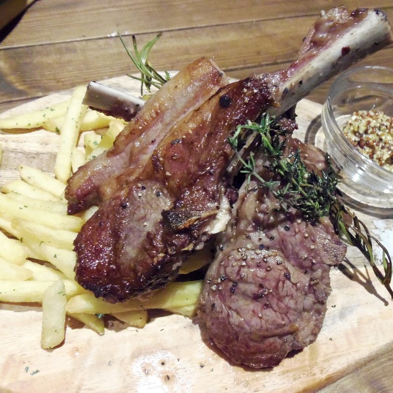 NZ産骨付きラムチョップ(肉バルGAM 梅田お初天神店)