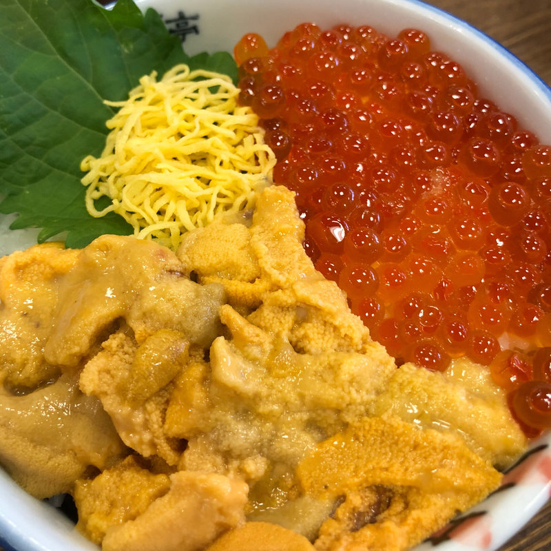 うにいくら丼(海鮮市場 北のグルメ)