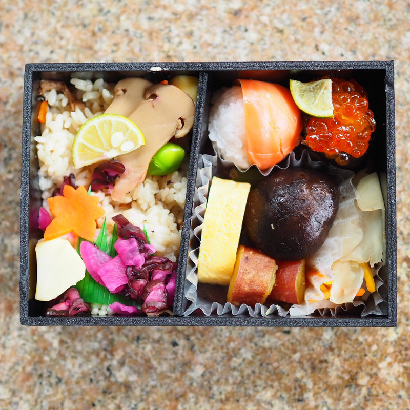 松茸ご飯と手まり寿司弁当(駅弁屋 祭 )