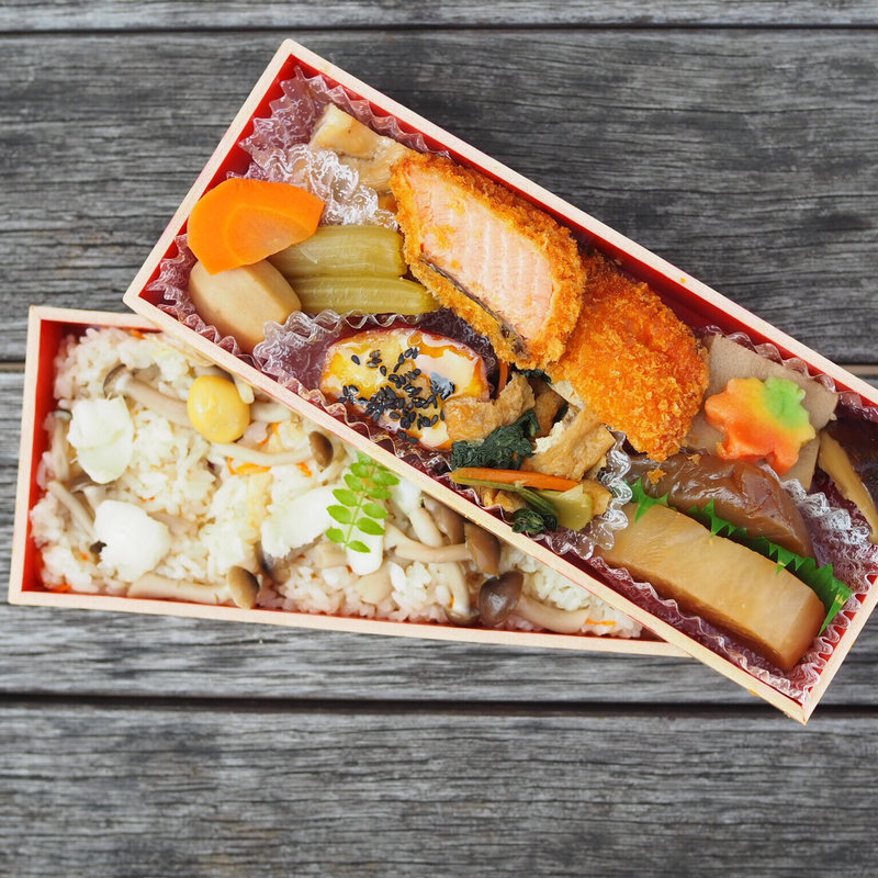 季節の二段弁当 秋の味覚(煮炊き屋本舗 まつおか グランスタ店 )