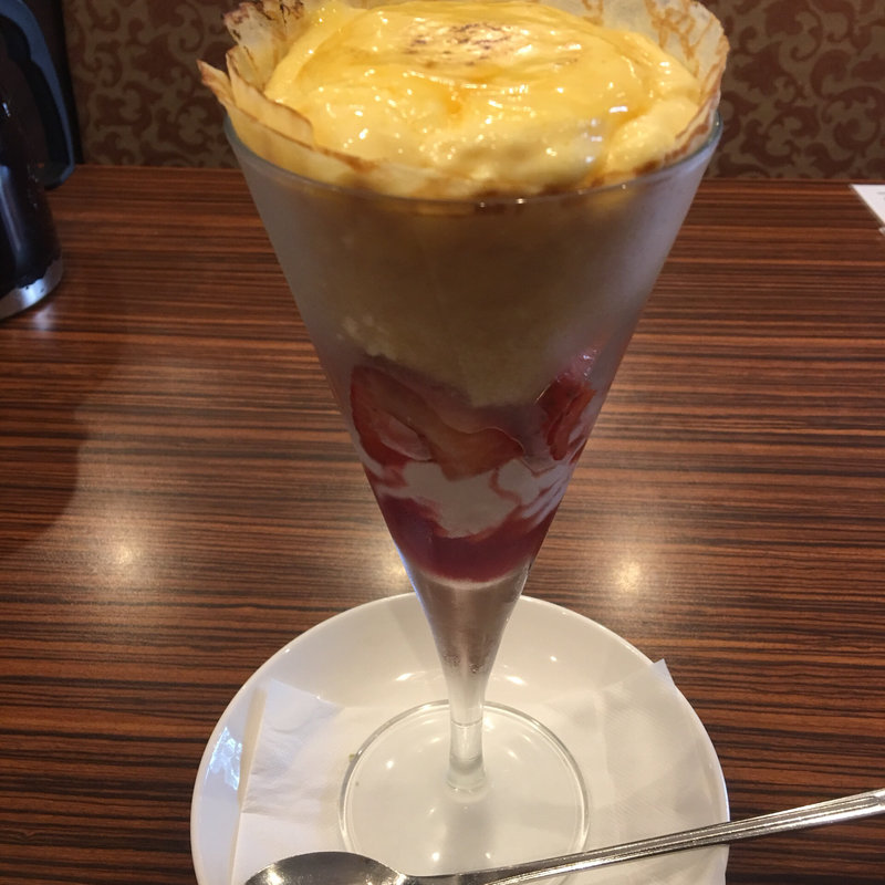 カスタードブリュレのクレープパフェ(本庄珈琲うふふ )