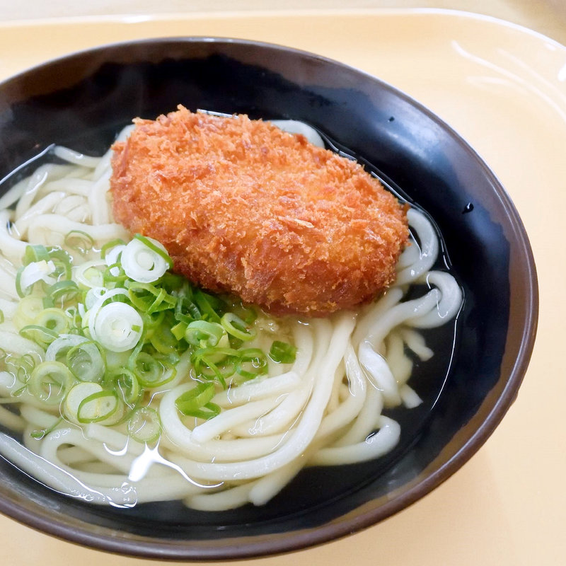 コロッケうどん（かけ+コロッケ）(名もないうどん屋)