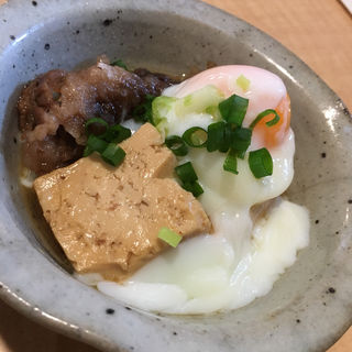 温泉卵と黒毛和牛の肉豆腐(キッチン 米一　 千早店)