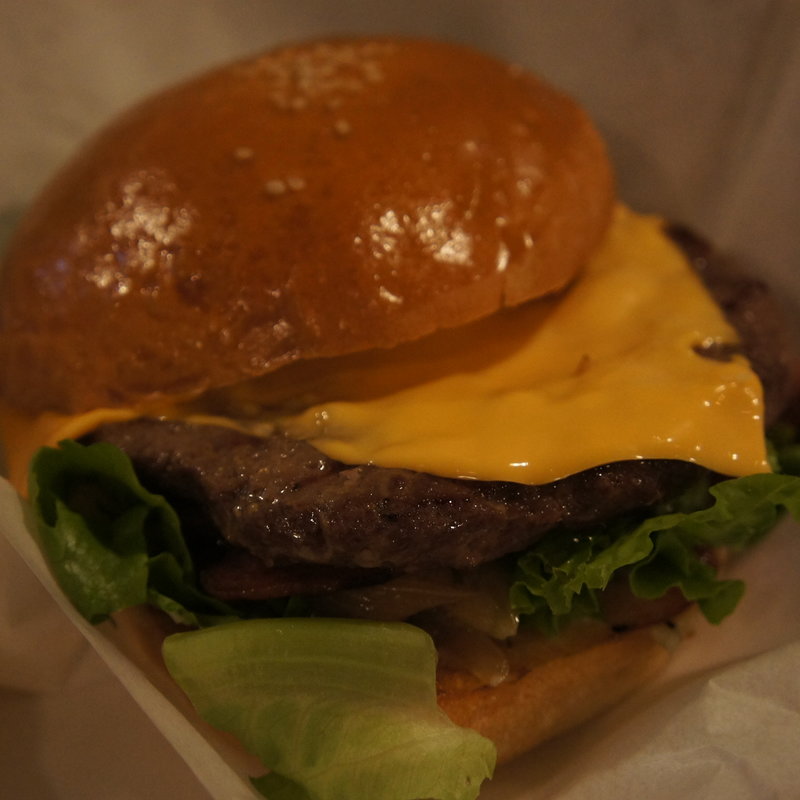 炭火焼ベーコンチーズバーガー(Diner Swing)