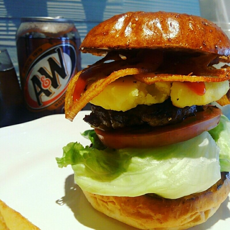 マッシュドスイートポテトとレンコンチップスのホットバーガー(だるま珈琲)