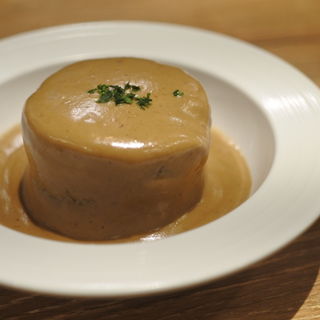 コンソメでやわらかく炊いた大根 　ポルチーニ茸クリームソース(赤白 ルクア大阪店 （コウハク）)