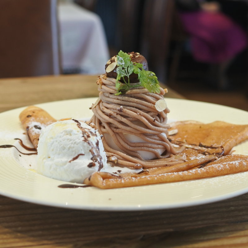 フランス産マロンクリームのモンブランクレープ(クレープリー・スタンド・シャンデレール)