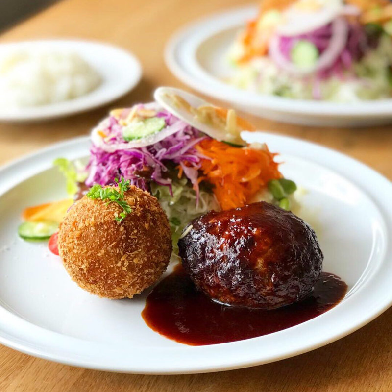 ハンバーグとビーフコロッケ(merci kitchen)
