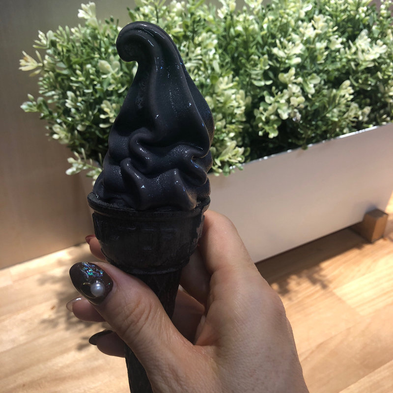 ブラックソフトクリーム(IKEA鶴浜)