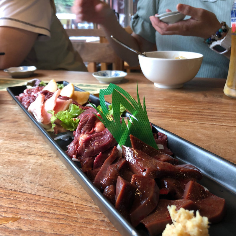 馬刺盛り合わせ(炭火焼肉とハンバーグの店馬牛ん)