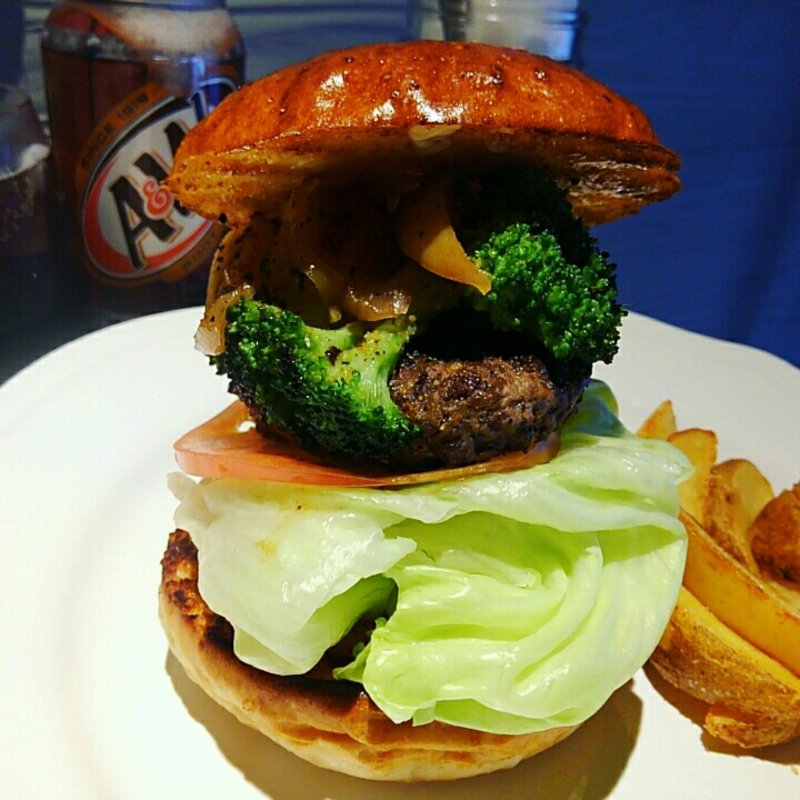 ネクタリンのコンポートとローストブロッコリーバーガー(だるま珈琲)