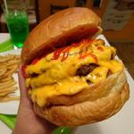 アメリカンバーガー＋パティ×2＋チェダーチーズ×6(アメリカンポップカフェ ビッグベリーマン 東大阪店)