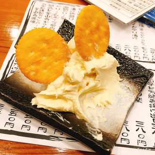 酒粕クリームチーズとクラッカー(奈良の酒蔵全部呑み うまっしゅ)