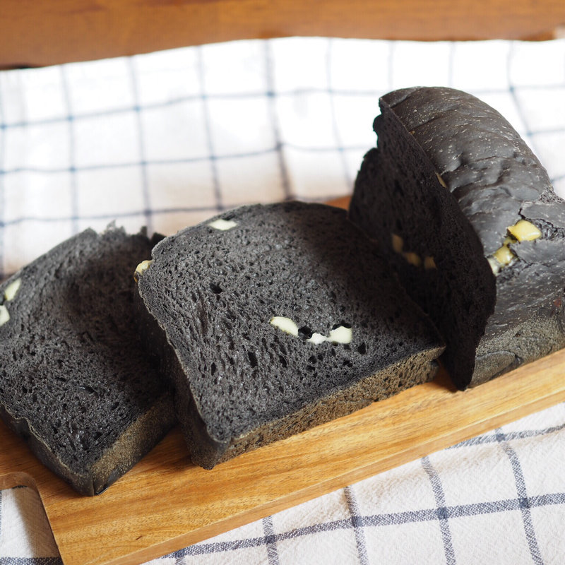 長時間熟成食パン(黒)(隠れ家Cafe ことのはじまり)