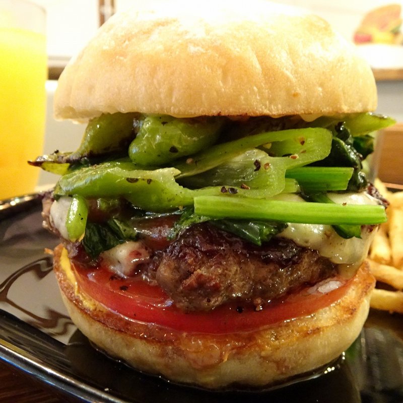 ハンバーガー（ホワイトバンズ、ビーフパティ、万願寺唐辛子、ほうれん草、トマト、バーベキューソース）＋モッツアレラチーズ(milia burger)