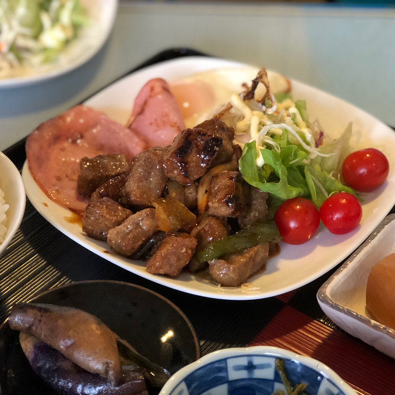 サイコロステーキハムエッグ定食(きくの)