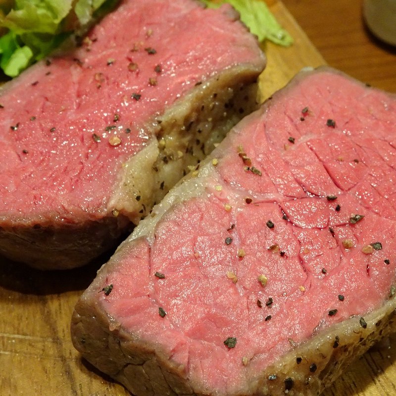 がっつり!塊赤身げんこつ焼き(大阪本町肉酒場閑太郎)