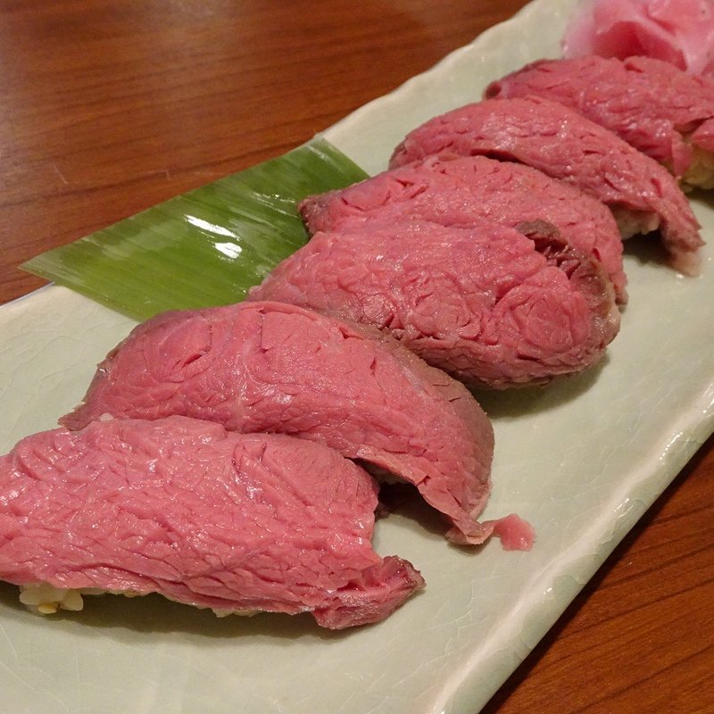 大判牛炙り巻寿司(大阪本町肉酒場閑太郎)