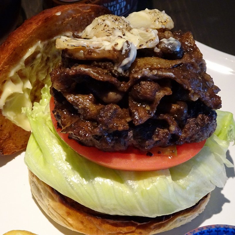 クワトロガーリックの豚肉炒めバーガー(だるま珈琲)